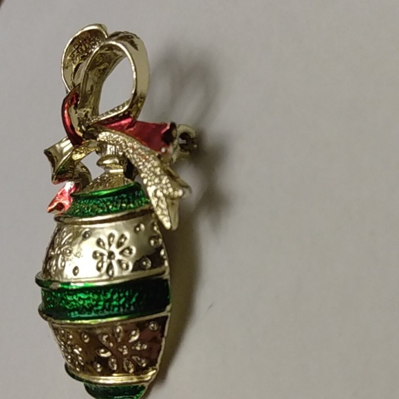 Christmas Fun Brooch Lot of 3 Santa, Ornament, Cat Red Green Goldtone - Picture 3 of 11